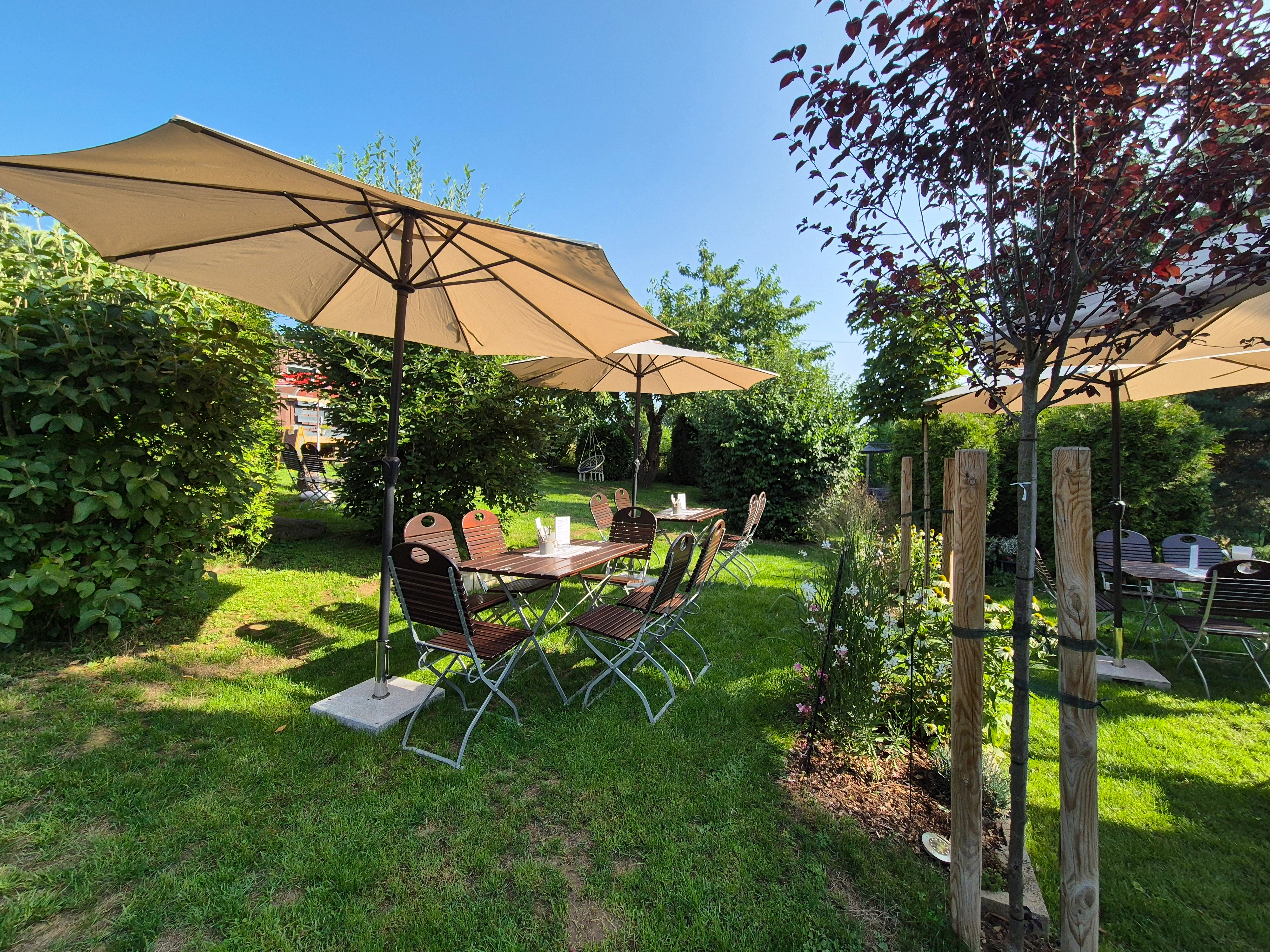 Blick in den Erbisgarten mit Sitzgelegenheiten